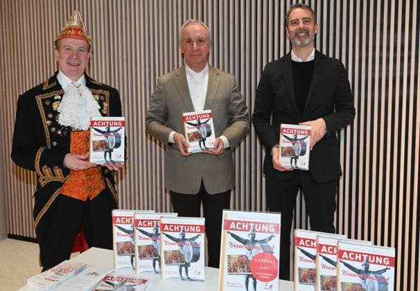 President Festkomitee Kölner Karneval Christoph Kuckelkorn, l r, Chairman Friends of the Historical Archive Burkhard von der Mühlen, Director of the Historical Archive of the City of Cologne Ulrich Fischer pose at the book launch Achtung Brauchtumszone Beiträge zur Kölner Karnevalsgeschichte On the occasion of the 200th anniversary, the Histor