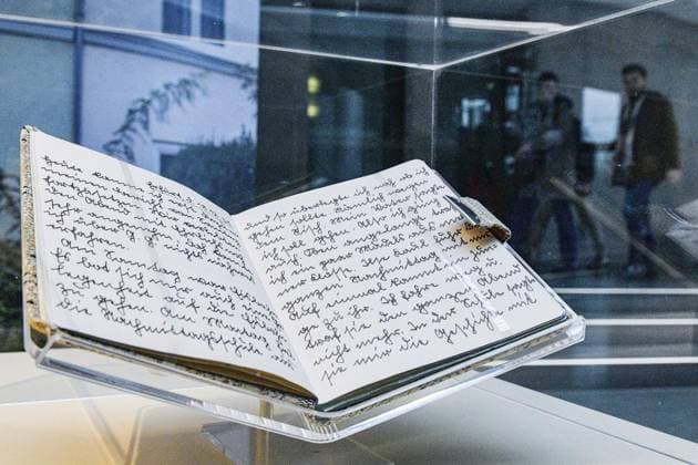 <p> Das Tagebuch von Marion Feier aus Erfurt, in dem sie ihr Leben von 1935 bis zu ihrer Ausreise aus Deutschland festhielt, ist in der Ausstellung Sechzehn Objekte - Siebzig Jahre Yad Vashem im Bundestag ausgestellt. Anlässlich des Gedenktags für die Opfer des Nationalsozialismus eröffnet am 24.01.2023 die Ausstellung mit Original-Objekten aus der Gedenkstätte Yad Vashem in Jerusalem, fotografiert am 23.Januar 2023 in Berlin. Deutschland Berlin Berlin Copyright: MaurizioxGambarini