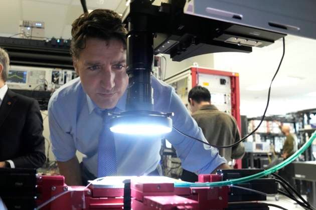 January 23, 2023, Toronto, ON, CANADA: Prime Minister Justin Trudeau looks at a computer chip as he tours Xanadu Quantum Technologies in Toronto, Monday, Jan.23, 2023. Toronto CANADA  - ZUMAc35_ 20230123_zaf_c35_013 Copyright: xFrankxGunnx