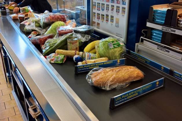 Lidl Supermarkt, Lebensmittel-Discounter, Kasse. Volles Kassenband nach dem Einkauf. Kunden, die nur ein Produkt oder wenige Artikel kaufen, werden heutzutage nur noch selten vorgelassen. Was frueher ganz normal und selbstverstaendlich war, ist nach Corona unnormal *** Lidl supermarket, discount grocery store, checkout Full checkout line after shopping Customers who buy only one product or a few items are rarely allowed in front nowadays What used to be quite normal and natural is abnormal after Corona