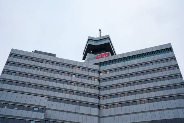 Berlin, Deutschland 23. Januar 2023: Schild mit rbb, Rundfunk Berlin Brandenburg, Gebäude in der Masurenallee, Masurenallee Berlin *** Berlin, Germany 23 January 2023 sign with rbb, Rundfunk Berlin Brandenburg, building in Masurenallee, Masurenallee Berlin Copyright: xFotostandx xReuhlx
