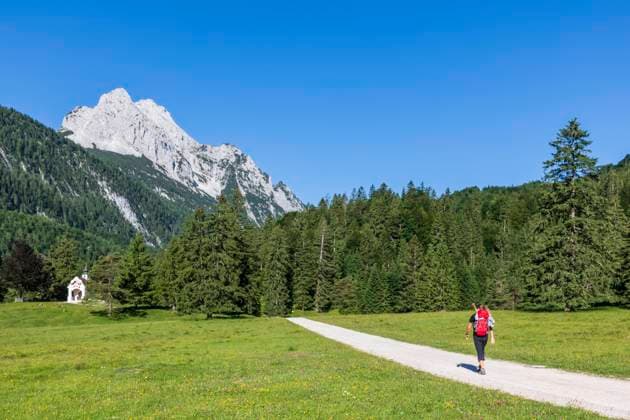Germany, Bavaria, Female hiker following trail in Wetterstein mountains model released, Symbolfoto, FOF13274