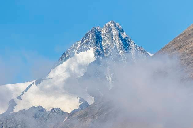 Creative Highlights World Austria, Carinthia, Grossglockner mountain with cloud in foreground, FOF13384