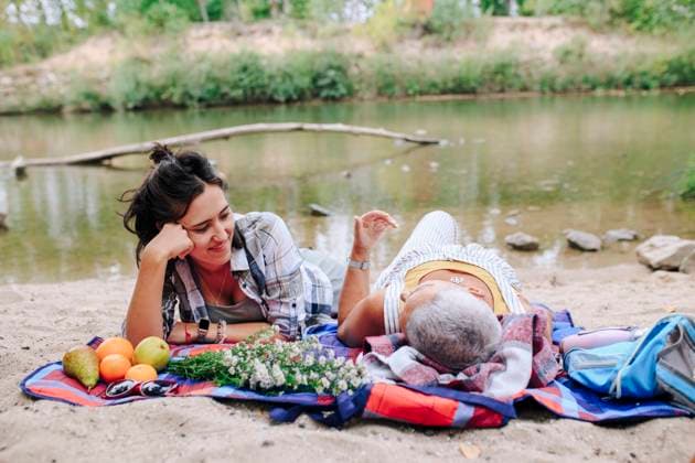 Young woman with friend relaxing at lakeshore in park model released, Symbolfoto, MRRF02548