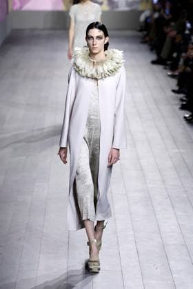 Entertainment Themen der Woche KW04 Entertainment Bilder des Tages (230124) -- PARIS, Jan. 24, 2023 -- A model presents a creation from the Spring Summer 2023-2024 Haute Couture collections of Christian Dior during the Paris Fashion Week in Paris, France, Jan. 23, 2023. (Photo by Xinhua) FRANCE-PARIS-FASHION WEEK-CHRISTIAN DIOR PieroxBiasion 
