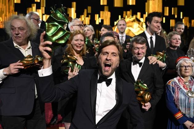 Ruben Ostlund wins the Best Director award for his film Triangle of sadness during the Swedish Film Awards, Guldbaggegalan, at Cirkus in Stockholm, Sweden, January 23, 2023 Ruben celebrates with the award together with his team STOCKHOLMK SWEDEN x10040x,  Copyright: xAndersxWiklund TTx SWEDISH FILM AWARDS 2023 SCANPIXB054500
