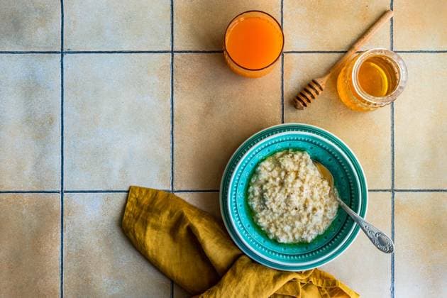 From above healthy breakfast with oat porridge and honey on tiled background AnnaBogush_ID12470_378386_001 Copyright: xAnnaxBogushx Model Released