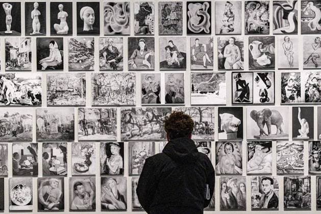 Bilder des Jahres 2023, Entertainment 01 Januar Entertainment Themen der Woche KW04 Entertainment Bilder des Tages Ausstellung Paris MagnÃ tique 1905 1940 im Jüdisches Museum *** NUR FÜR REDAKTIONELLE ZWECKE *** EDITORIAL USE ONLY ***<p>Ausstellung Paris MagnÃ tique 1905 1940 im Jüdisches Museum, Ein Besucher geht an Archivbildern von den Nazis zerstörten Kundtwerken jüdischer Künstler aus Paris vorbei, fotografiert am 24.Januar 2023 in Berlin. Deutschland Berlin Berlin Copyright: MaurizioxGambarini *** Exhibition Paris MagnÃ tique 1905 1940 at the Jewish Museum EDITORIAL USE ONLY p Exhibition Paris MagnÃ tique 1905 1940 at the Jewish Museum, A visitor walks past archival images of renditions of Jewish artists from Paris destroyed by the Nazis, photographed on January 24, 2023 in Berlin Germany Berlin Copyright MaurizioxGambarini Copyright: MaurizioxGambarini doc7omnmhft70m1jivo86qc ,EDITORIAL USE ONLY