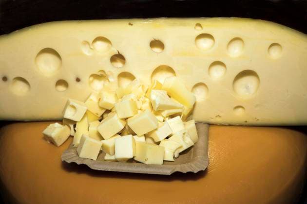 Käsewürfel von einer Art Emmentaler, Foodfotografie mit schwarzem Hintergrund *** Cheese cubes from a Art emmental, Foodfotografie with black Background Copyright: imageBROKER SiegraxAsmoel iblasm08978294.jpg