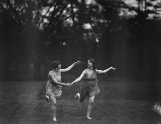 RECORD DATE NOT STATED Elizabeth Duncan dancers and children, 1920 Creator: Arnold Genthe. Copyright:xHeritagexArt HeritagexImagesx IMAGO ,2943990 ! ACHTUNG: AUFNAHMEDATUM GESCHÄTZT!  Copyright:HeritagexArt HeritagexImagesx IMAGO
