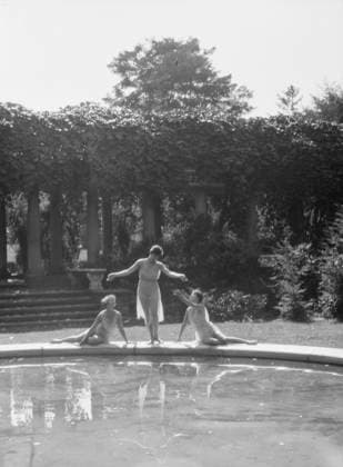 RECORD DATE NOT STATED Elizabeth Duncan dancers and children, 1927 Creator: Arnold Genthe. Copyright:xHeritagexArt HeritagexImagesx IMAGO ,2944002 ! ACHTUNG: AUFNAHMEDATUM GESCHÄTZT!  Copyright:HeritagexArt HeritagexImagesx IMAGO