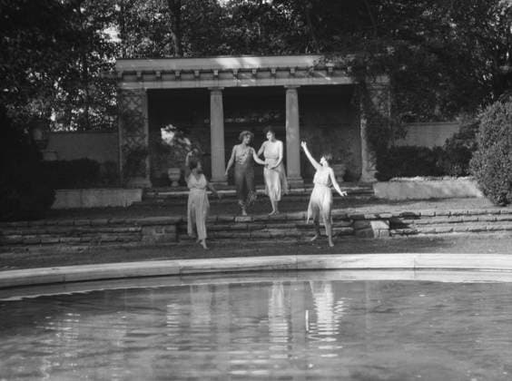 RECORD DATE NOT STATED Elizabeth Duncan dancers and children, 1927 Creator: Arnold Genthe. Copyright:xHeritagexArt HeritagexImagesx IMAGO ,2944003 ! ACHTUNG: AUFNAHMEDATUM GESCHÄTZT!  Copyright:HeritagexArt HeritagexImagesx IMAGO