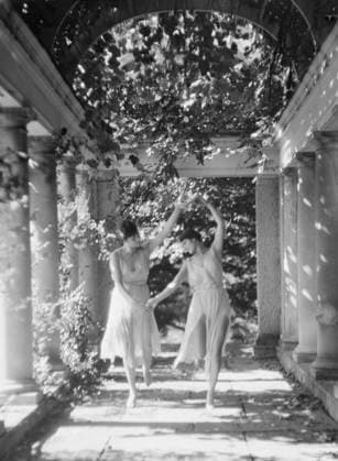 RECORD DATE NOT STATED Elizabeth Duncan dancers and children, 1927 Creator: Arnold Genthe. Copyright:xHeritagexArt HeritagexImagesx IMAGO ,2944005 ! ACHTUNG: AUFNAHMEDATUM GESCHÄTZT!  Copyright:HeritagexArt HeritagexImagesx IMAGO