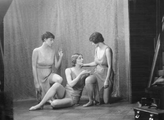 RECORD DATE NOT STATED Elizabeth Duncan dancers and children, 1928 Creator: Arnold Genthe. Copyright:xHeritagexArt HeritagexImagesx IMAGO ,2944007 ! ACHTUNG: AUFNAHMEDATUM GESCHÄTZT!  Copyright:HeritagexArt HeritagexImagesx IMAGO