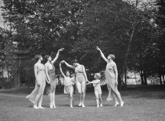RECORD DATE NOT STATED Elizabeth Duncan dancers and children, 1929 Creator: Arnold Genthe. Copyright:xHeritagexArt HeritagexImagesx IMAGO ,2944008 ! ACHTUNG: AUFNAHMEDATUM GESCHÄTZT!  Copyright:HeritagexArt HeritagexImagesx IMAGO