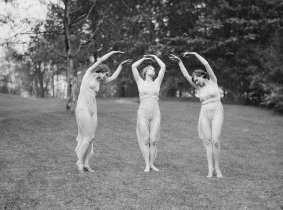RECORD DATE NOT STATED Elizabeth Duncan dancers and children, 1929 Creator: Arnold Genthe. Copyright:xHeritagexArt HeritagexImagesx IMAGO ,2944010 ! ACHTUNG: AUFNAHMEDATUM GESCHÄTZT!  Copyright:HeritagexArt HeritagexImagesx IMAGO