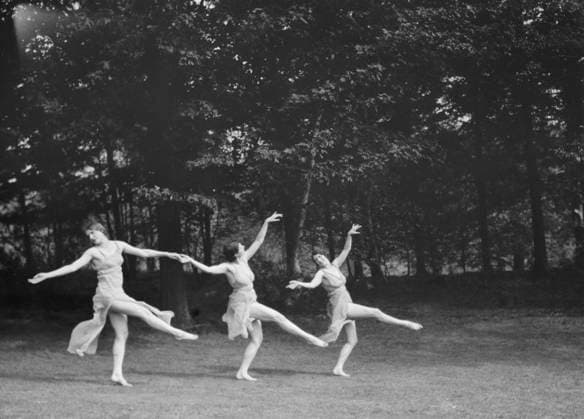 RECORD DATE NOT STATED Elizabeth Duncan dancers and children, 1929 Creator: Arnold Genthe. Copyright:xHeritagexArt HeritagexImagesx IMAGO ,2944017 ! ACHTUNG: AUFNAHMEDATUM GESCHÄTZT!  Copyright:HeritagexArt HeritagexImagesx IMAGO