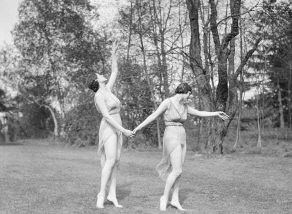 RECORD DATE NOT STATED Elizabeth Duncan dancers and children, 1929 Creator: Arnold Genthe. Copyright:xHeritagexArt HeritagexImagesx IMAGO ,2944018 ! ACHTUNG: AUFNAHMEDATUM GESCHÄTZT!  Copyright:HeritagexArt HeritagexImagesx IMAGO