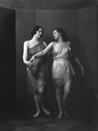 RECORD DATE NOT STATED Elizabeth Duncan dancers and children, 1931 Creator: Arnold Genthe. Copyright:xHeritagexArt HeritagexImagesx IMAGO ,2944026 ! ACHTUNG: AUFNAHMEDATUM GESCHÄTZT!  Copyright:HeritagexArt HeritagexImagesx IMAGO