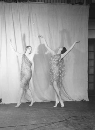 RECORD DATE NOT STATED Elizabeth Duncan dancers and children, 1932 Creator: Arnold Genthe. Copyright:xHeritagexArt HeritagexImagesx IMAGO ,2944033 ! ACHTUNG: AUFNAHMEDATUM GESCHÄTZT!  Copyright:HeritagexArt HeritagexImagesx IMAGO