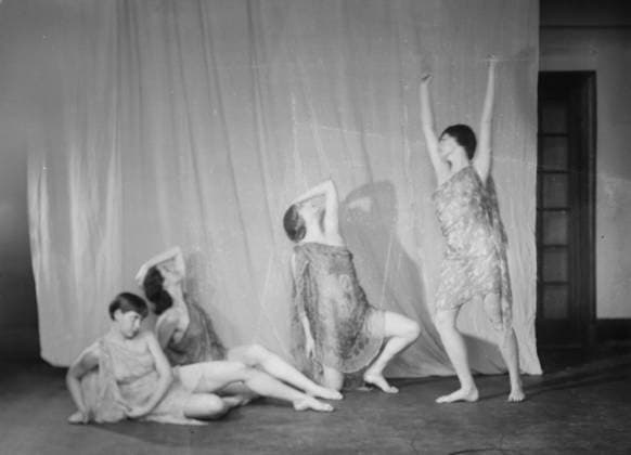 RECORD DATE NOT STATED Elizabeth Duncan dancers and children, 1932 Creator: Arnold Genthe. Copyright:xHeritagexArt HeritagexImagesx IMAGO ,2944034 ! ACHTUNG: AUFNAHMEDATUM GESCHÄTZT!  Copyright:HeritagexArt HeritagexImagesx IMAGO