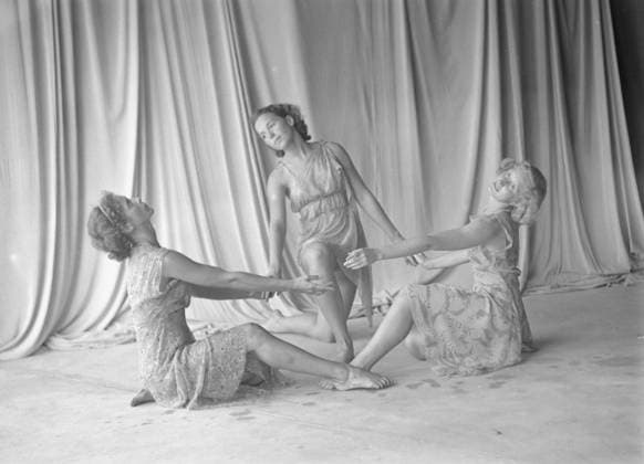 RECORD DATE NOT STATED Elizabeth Duncan dancers and children, 1936 Creator: Arnold Genthe. Copyright:xHeritagexArt HeritagexImagesx IMAGO ,2944040 ! ACHTUNG: AUFNAHMEDATUM GESCHÄTZT!  Copyright:HeritagexArt HeritagexImagesx IMAGO