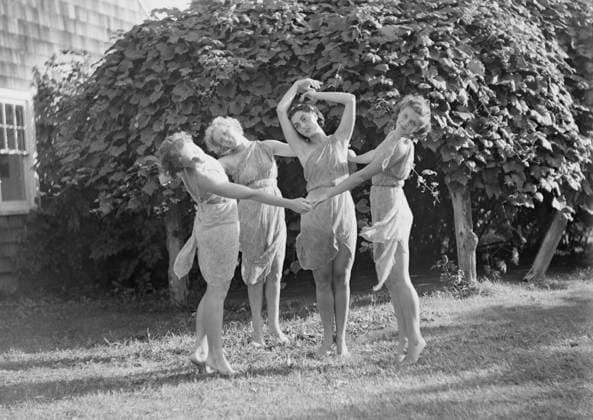 RECORD DATE NOT STATED Elizabeth Duncan dancers and children, 1936 Creator: Arnold Genthe. Copyright:xHeritagexArt HeritagexImagesx IMAGO ,2944041 ! ACHTUNG: AUFNAHMEDATUM GESCHÄTZT!  Copyright:HeritagexArt HeritagexImagesx IMAGO