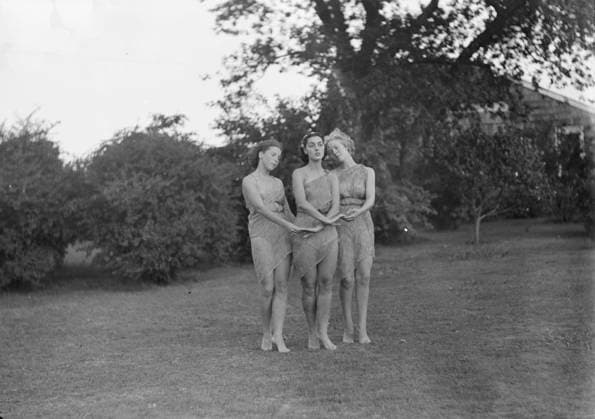 RECORD DATE NOT STATED Elizabeth Duncan dancers and children, 1936 Creator: Arnold Genthe. Copyright:xHeritagexArt HeritagexImagesx IMAGO ,2944042 ! ACHTUNG: AUFNAHMEDATUM GESCHÄTZT!  Copyright:HeritagexArt HeritagexImagesx IMAGO
