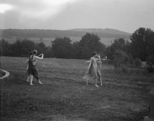 RECORD DATE NOT STATED Elizabeth Duncan dancers and children, between 1916 and 1941. Creator: Arnold Genthe. Copyright:xHeritagexArt HeritagexImagesx IMAGO ,2944052 ! ACHTUNG: AUFNAHMEDATUM GESCHÄTZT!  Copyright:HeritagexArt HeritagexImagesx IMAGO
