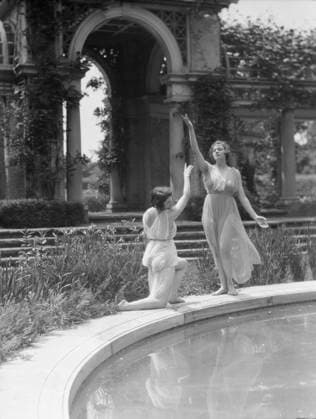 RECORD DATE NOT STATED Elizabeth Duncan dancers and children, between 1916 and 1941. Creator: Arnold Genthe. Copyright:xHeritagexArt HeritagexImagesx IMAGO ,2944056 ! ACHTUNG: AUFNAHMEDATUM GESCHÄTZT!  Copyright:HeritagexArt HeritagexImagesx IMAGO