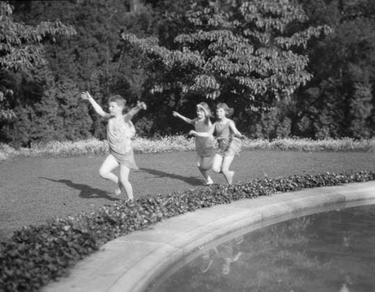 RECORD DATE NOT STATED Elizabeth Duncan dancers and children, between 1916 and 1941. Creator: Arnold Genthe. Copyright:xHeritagexArt HeritagexImagesx IMAGO ,2944059 ! ACHTUNG: AUFNAHMEDATUM GESCHÄTZT!  Copyright:HeritagexArt HeritagexImagesx IMAGO