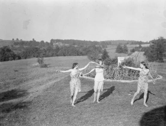 RECORD DATE NOT STATED Elizabeth Duncan dancers and children, between 1916 and 1941. Creator: Arnold Genthe. Copyright:xHeritagexArt HeritagexImagesx IMAGO ,2944061 ! ACHTUNG: AUFNAHMEDATUM GESCHÄTZT!  Copyright:HeritagexArt HeritagexImagesx IMAGO