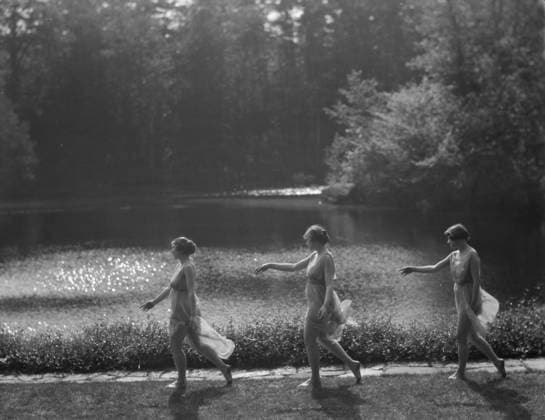 RECORD DATE NOT STATED Elizabeth Duncan dancers and children, between 1916 and 1941. Creator: Arnold Genthe. Copyright:xHeritagexArt HeritagexImagesx IMAGO ,2944074 ! ACHTUNG: AUFNAHMEDATUM GESCHÄTZT!  Copyright:HeritagexArt HeritagexImagesx IMAGO