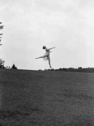 RECORD DATE NOT STATED Denishawn dancers, 1927 or 1928. Creator: Arnold Genthe. Copyright:xHeritagexArt HeritagexImagesx IMAGO ,2944403 ! ACHTUNG: AUFNAHMEDATUM GESCHÄTZT!  Copyright:HeritagexArt HeritagexImagesx IMAGO
