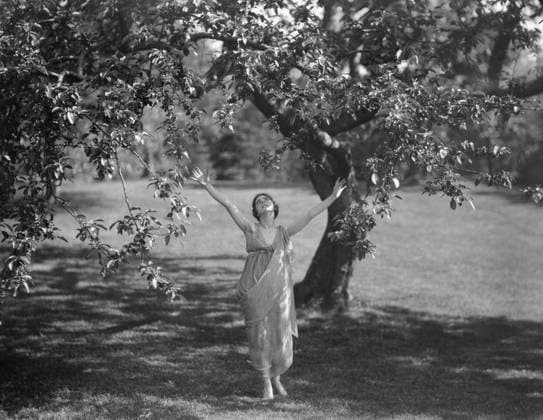 RECORD DATE NOT STATED Isadora Duncan dancers, between 1915 and 1923. Creator: Arnold Genthe. Copyright:xHeritagexArt HeritagexImagesx IMAGO ,2944643 ! ACHTUNG: AUFNAHMEDATUM GESCHÄTZT!  Copyright:HeritagexArt HeritagexImagesx IMAGO