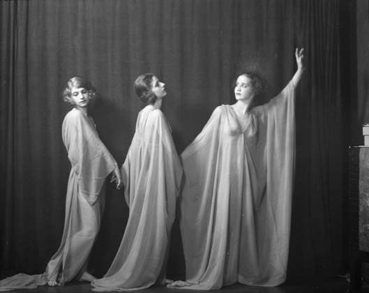 RECORD DATE NOT STATED Isadora Duncan dancers, between 1915 and 1923. Creator: Arnold Genthe. Copyright:xHeritagexArt HeritagexImagesx IMAGO ,2944648 ! ACHTUNG: AUFNAHMEDATUM GESCHÄTZT!  Copyright:HeritagexArt HeritagexImagesx IMAGO
