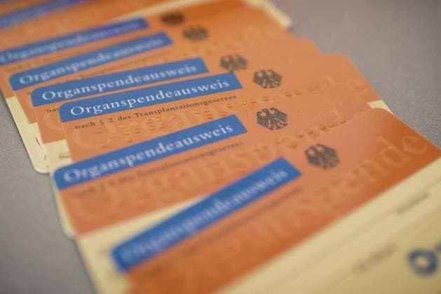 Radtour pro Organspende *** NUR FÜR REDAKTIONELLE ZWECKE *** EDITORIAL USE ONLY ***<p>Organspendeausweise stehen am Mittwoch, 24.07.2019 in das Universitätsklinikum in Essen. Eine Woche lang fahren 30 Organtransplantierte und Dialysepatienten mit dem Fahrrad 500 Kilometer durch NRW und dabei Kliniken an, um auf das Thema Organspende aufmerksam zu machen. Deutschland NRW Essen Copyright: SocratesxTassos *** Cycle tour pro Organ donation *** ONLY FOR EDITORIAL PURPOSE *** EDITORIAL USE ONLY *** P Organ donor cards Standing on Wednesday, 24 07 2019 in the University Hospital in Food a Week long drive 30 Organtransplantierte and Dialysis patients with the Bicycle 500 Kilometer through NRW and thereby Clinics on, at at the Subject Organ dona Copyright: SocratesxTassos doc76czbw8r541ne1hn17tw EDITORIAL USE ONLY