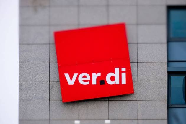Düsseldorf 24.01.2023 ver.di Verdi Dienstleistungsgewerkschaft Gewerkschaft Logo Inflation Bürgergeld Tariflohn Lohnerhöhung Streikrecht öffentlicher Dienst Düsseldorf Nordrhein-Westfalen Deutschland *** Duesseldorf 24 01 2023 ver di Verdi service trade union trade union logo inflation citizen money collective wage wage increase strike right public service Duesseldorf North Rhine Westphalia Germany