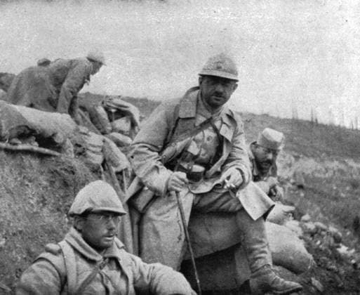 RECORD DATE NOT STATED La reprise du bois de la Caillette; Attendant la releve , 1916. Creator: Unknown. Copyright:xpovos,macho,homem,homens,pa?s,Franc?s,France,guy,cor,conflito,militar,guerra,partexdianteira,posi??o,For?asxArmadas,s?culo,vit?ria,fotografia,soldados,soldado,primeiraxguerraxdexmundo,wartime,conceito,batalha,foto,tropas,B&W,aftermath,Ex?rcito,guerra,trincheira,trincheiras,publica??o,Cor,,World.war.i,WWI,campoxdexbatalha,pretox&xbranco,pretoxexbranco,B W,for?asxarmadas,brancoxexpreto,GuerraxDexMundoxUma,20oxs?culo,ThexPrintxCollector,Unknown,L Illustrationx IMAGO ,2950273 ! ACHTUNG: AUFNAHMEDATUM GESCHÄTZT! Copyright:povos,macho,homem,homens,pa?s,Franc?s,France,guy,cor,conflito,militar,guerra,partexdianteira,posi??o,For?asxArmadas,s?culo,vit?ria,fotografia,soldados,soldado,primeiraxguerraxdexmundo,wartim