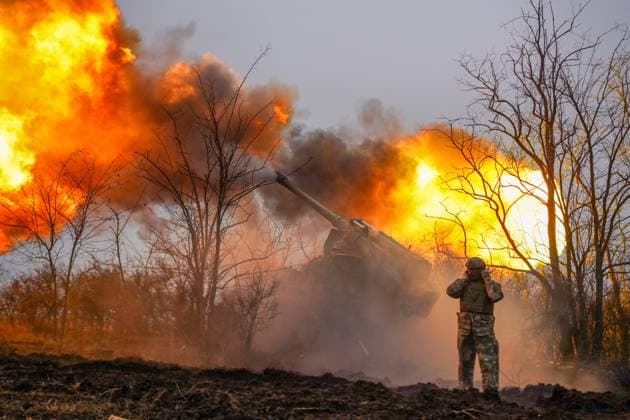 Ukraine-Krieg, Jahrestag der Invasion, Chronologie der Ereignisse, Archivbilder Ukraine-Konflikt, EindrÃ¼cke aus Saporischschja RUSSIA, ZAPOROZHYE REGION - JANUARY 22, 2023: Firing a Giatsint self-propelled gun is engaged in the special military operation area. Andrei Rubtsov TASS  57012244