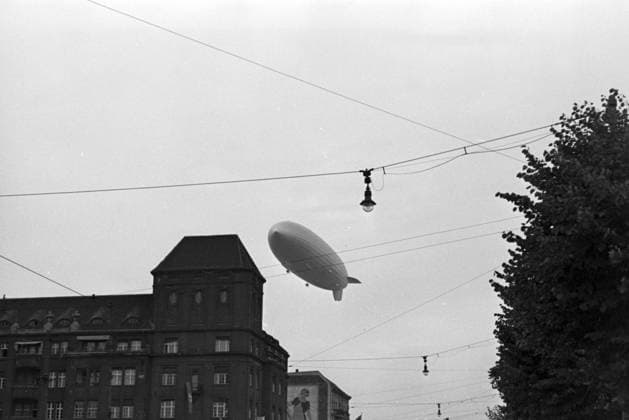 Olympiade Berlin 1936 Zeppelin Hindenburg LZ 129 bei der Olympiafahrt über Berlin, Deutschland 1930er Jahre. Zeppeilin Hindenburg LZ 129 at its olympic ride over Berlin, Germany 1930s., Berlin Deutschland Copyright: xUnitedxArchives M-VerlagxBerlin Brieg MVB_2100013