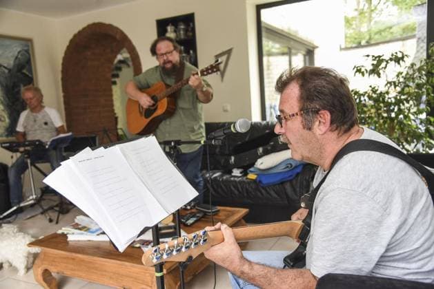 <p>Dieter Winking, Lothar Kreßmann, Werner Fissmann und Rainer Sockoll proben am Montag, den 30. September 2019 im Wohnzimmer. Die Bandmitgleider haben sich vor kurzem zusammen gefunden und suchen jetzt nach einem Proberaum. Einen Bandnamen gibt es noch nicht. Foto Alexandra Roth Funke Foto Services< p> Buntes Deutschland NRW Velbert Copyright: AlexandraxRoth