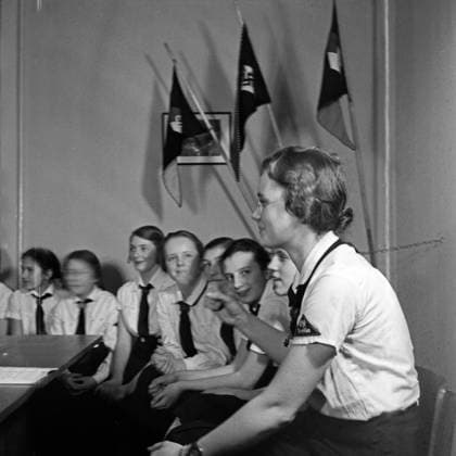BdM Musik BdM Mädchen bei einer Besprechung mit ihrer Gruppenleiterin, Deutschland 1930er Jahre. BdM girls phaving a meeting with their guide leader, Germany 1930s., Deutsches Reich Copyright: xUnitedxArchives M-VerlagxBerlin Hansmann MVB_24000058