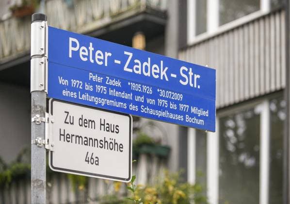 Straßenschild Peter-Zadek-Straße in Bochum *** NUR FÜR REDAKTIONELLE ZWECKE *** EDITORIAL USE ONLY ***<p>Das Straßenschild der Peter-Zadek-Straße steht am 9. Oktober 2019 in Bochum an der Ecke Hermannshöhe. Bochum Copyright: ClaudiaxHeindrichs *** Road sign Peter Zadek Street in Bochum *** ONLY FOR EDITORIAL PURPOSE *** EDITORIAL USE ONLY *** P the Road sign the Peter Zadek Street is on 9 October 2019 in Bochum to the Corner Hermannshöhe Bochum Copyright Claudiax Heinrichs Copyright: ClaudiaxHeindrichs doc77gjjnyqldsrm74y1n5c EDITORIAL USE ONLY