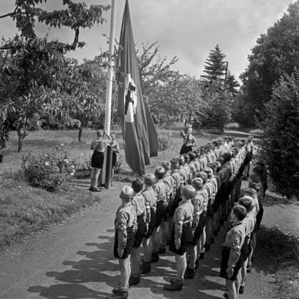 Jungen Landjahr Lager Bevensen Morgendlicher Fahnenappell im Jungen Landjahr Lager in Bevensen in der Lüneburger Heide, Deutschland 1930er Jahre. Matutinal flag muster at the Hitler youth camp at Bevensen, Germany 1930s., Bevensen Niedersachsen Deutsches Reich Copyright: xUnitedxArchives M-VerlagxBerlin Lämmel MVB_25002396