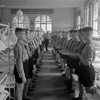 Jungen Landjahr Lager Bevensen Im Schlafsaal des Jungen Landjahr Lagers in Bevensen wird die Sauberkeit der Hände überprpft, Deutschland 1930er Jahre. Checking if hand are clean at the dormitory of Hitler youth camp at Bevensen, Germany 1930s., Bevensen Niedersachsen Deutsches Reich Copyright: xUnitedxArchives M-VerlagxBerlin Lämmel MVB_25002397