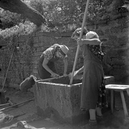 Mädel Landjahr Lager Polle an der Weser Zwei BdM Mädel schrubben ihre Besen an einem Brunnen im Landjahr Lager in Polle an der Weser, Deutschland 1930er Jahre. Two BdM girls scrubbing their brooms at a well at the camp in Polle, Germany 1930s., Polle an der Weser Niedersachsen Deutsches Reich Copyright: xUnitedxArchives M-VerlagxBerlin Lämmel MVB_25002420