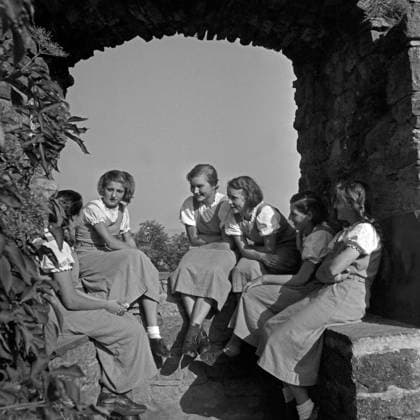 Mädel Landjahr Lager Polle an der Weser BdM Mädel bei einer Pause im Landjahr Lager Polle an der Weser, Deutschland 1930er Jahre. BdM girls having a break at the camp at Polle, Germany 1930s., Polle an der Weser Niedersachsen Deutsches Reich Copyright: xUnitedxArchives M-VerlagxBerlin Lämmel MVB_25002424