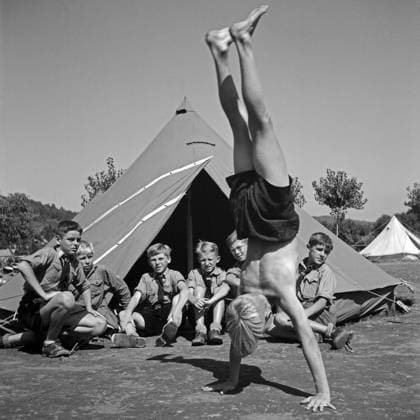 Österreich In der Freizeit zeigt ein Hitlerjunge seinen Kameraden einen Handstand im HItlerjugend Lager, Österreich 1930er Jahre. In the free time a Hitler youth shows his comrades how to do a handstand at the Hitler youth camp, Austria 1930s., Österreich Copyright: xUnitedxArchives M-VerlagxBerlin Lämmel MVB_25004935
