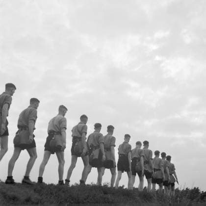 Hitlerjugend Hitlerjugend marschiert in einer Reihe in Westfalen, Deutschland 1930er Jahre. Hitler youths marching a row in Westfalia, Germany 1930s., Copyright: xUnitedxArchives M-VerlagxBerlin Lämmel MVB_25006385